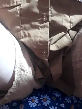 Snapshot of tthan12 chatting on March 26, 1:28 pm tthan12 online show from March 26, 1:28 pm