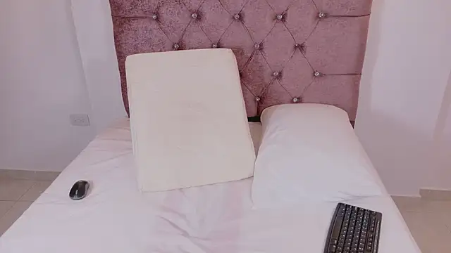 Snapshot of sophiacuttee chatting on November 7, 12:27 pm sophiacuttee online show from November 7, 12:27 pm