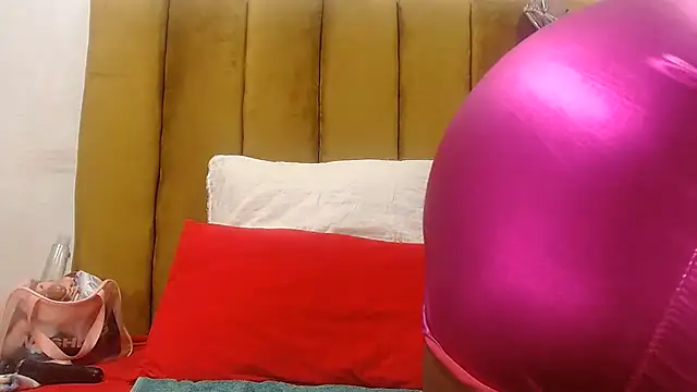 Snapshot of RoundaAssx22 chatting on July 31, 7:35 pm RoundaAssx22 online show from July 31, 7:35 pm