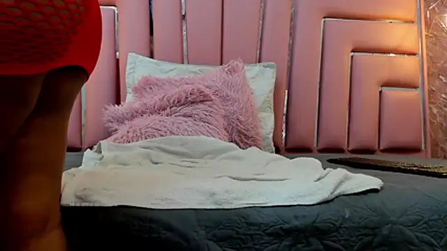 Snapshot of ALYANNA_HOT_ chatting on February 14, 12:35 pm ALYANNA HOT online show from February 14, 12:35 pm