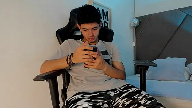 andrew colleman online show from February 7, 11:30 pm