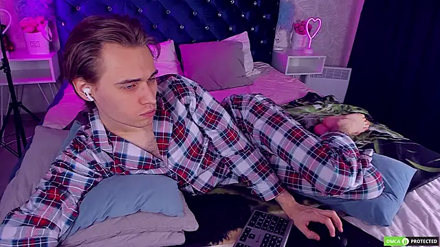 WilliamDyson online show from December 4, 3:49 am