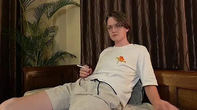 KellyTwink online show from June 26, 6:01 pm