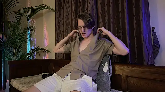 KellyTwink online show from July 2, 5:30 pm