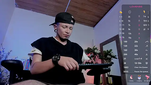 Snapshot of tyler_jones_ chatting on December 14, 5:57 am tyler jones online show from December 14, 5:57 am