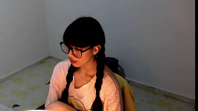 Snapshot of meganmiauu chatting on May 27, 2:03 pm meganmiauu online show from May 27, 2:03 pm