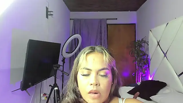 Snapshot of EmilyDuran_ chatting on October 19, 11:27 pm EmilyDuran  online show from October 19, 11:27 pm