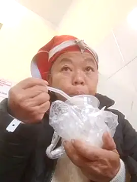 Snapshot of VangLe73 chatting on December 21, 12:40 am VangLe73 online show from December 21, 12:40 am