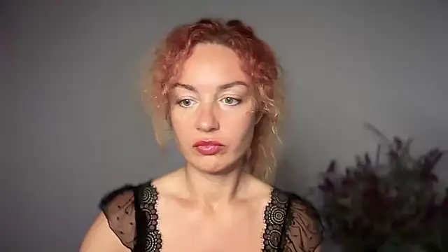 Snapshot of Reddgiirl chatting on October 17, 4:20 pm Reddgiirl online show from October 17, 4:20 pm