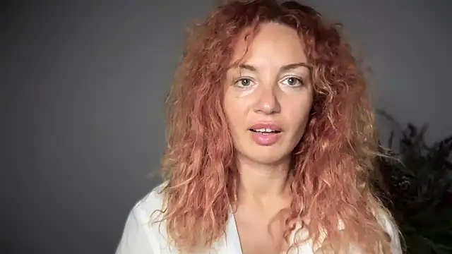 Snapshot of Reddgiirl chatting on October 18, 5:21 am Reddgiirl online show from October 18, 5:21 am