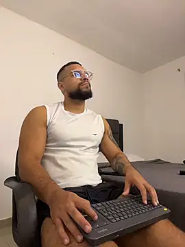 Snapshot of vincentjaxon chatting on October 22, 11:43 am vincentjaxon online show from October 22, 11:43 am