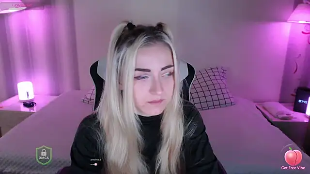 Snapshot of space_danger chatting on December 1, 4:50 am space danger online show from December 1, 4:50 am