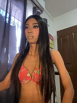 Snapshot of YourTiffanyX chatting on July 6, 2:52 am YourTiffanyX online show from July 6, 2:52 am
