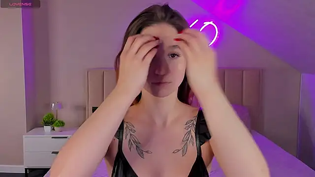 Eva Hollowey online show from October 23, 9:08 am