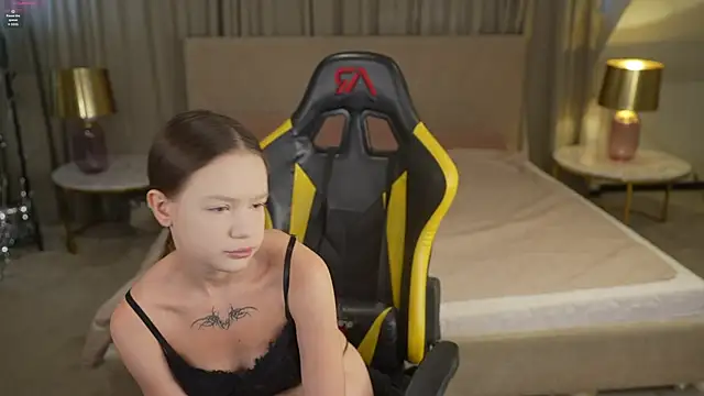 Claire Dreams online show from October 4, 6:44 am