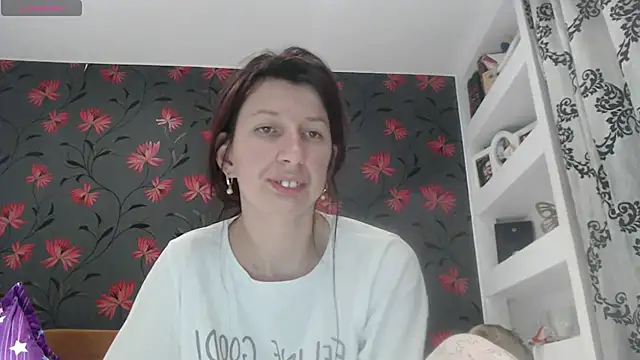 RosieHayes online show from April 4, 7:33 pm