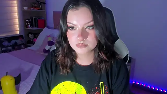 Snapshot of OphelianaRose33 chatting on July 28, 3:32 pm OphelianaRose33 online show from July 28, 3:32 pm
