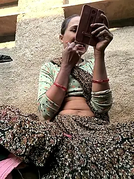 Hot raaani online show from December 15, 10:08 am