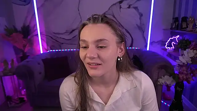 DiamondGoldie online show from September 24, 6:50 am