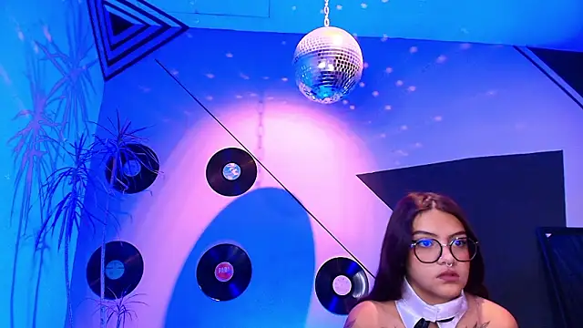 Lilith and Khloe online show from February 19, 11:39 am