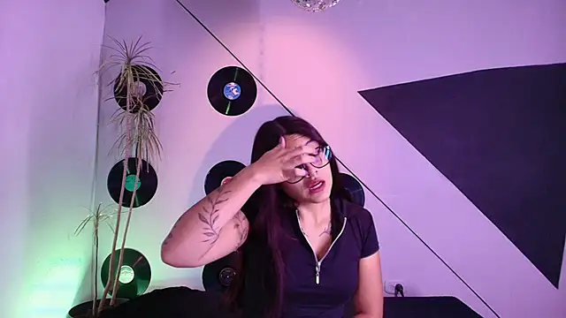 Lilith and Khloe online show from March 20, 11:26 am