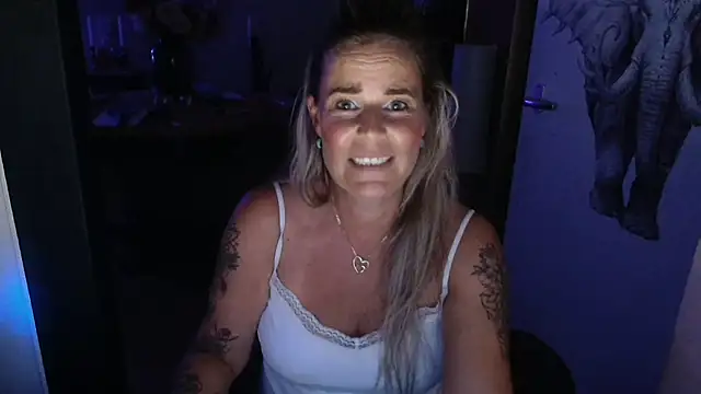 Snapshot of Mrs-Aurora chatting on July 5, 10:28 pm Mrs-Aurora online show from July 5, 10:28 pm
