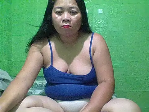 hottestmommm12345 online show from September 24, 8:45 pm