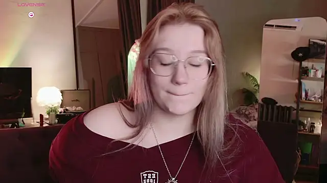 Snapshot of Morvelyn chatting on June 26, 8:24 pm Morvelyn online show from June 26, 8:24 pm