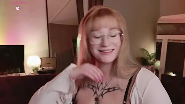 Snapshot of Morvelyn chatting on July 11, 9:27 pm Morvelyn online show from July 11, 9:27 pm