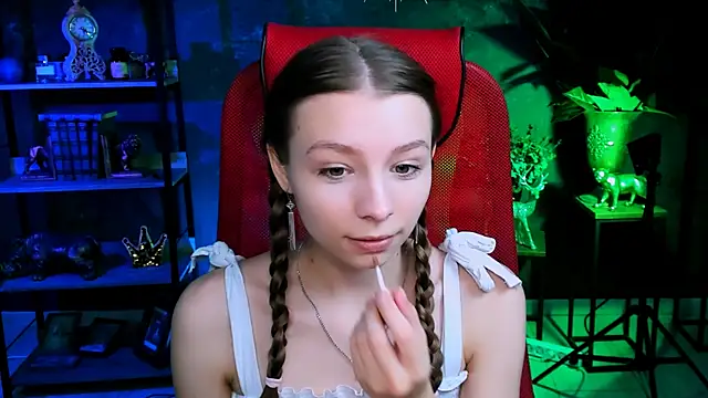 JulieDaniel online show from October 20, 8:15 am