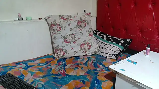 Snapshot of SexyChantyBabe25 chatting on February 18, 1:45 am SexyChantyBabe25 online show from February 18, 1:45 am