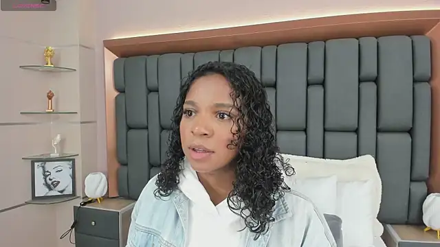 LisaMendez online show from October 19, 4:13 am