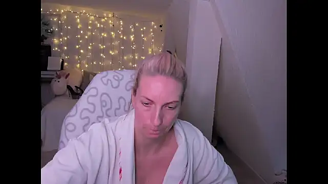 SexyJulia21 online show from December 14, 5:47 pm