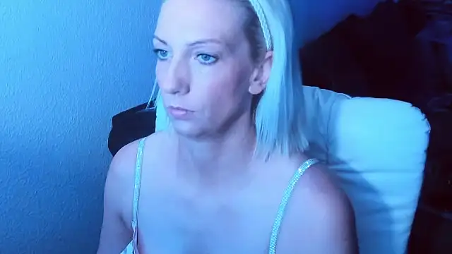 SexyJulia21 online show from May 22, 4:30 am