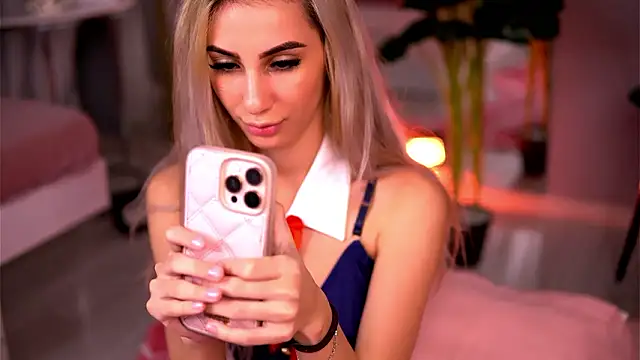 AwaLynch online show from March 18, 5:32 am