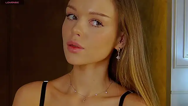 Snapshot of MarilynNova chatting on November 6, 4:24 am MarilynNova online show from November 6, 4:24 am