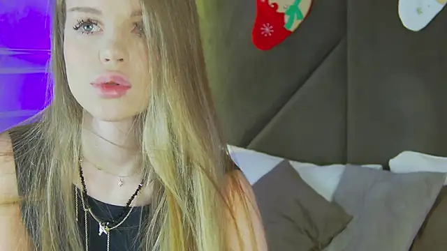 Snapshot of MarilynNova chatting on December 14, 4:18 am MarilynNova online show from December 14, 4:18 am