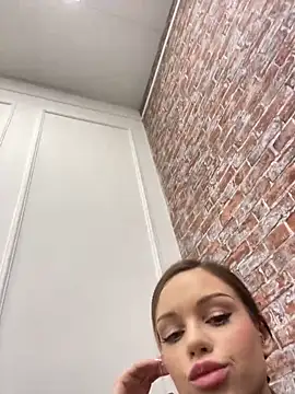 Snapshot of MarilynNova chatting on December 21, 4:08 am MarilynNova online show from December 21, 4:08 am