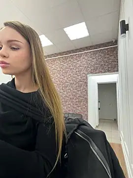 Snapshot of MarilynNova chatting on February 4, 5:02 am MarilynNova online show from February 4, 5:02 am