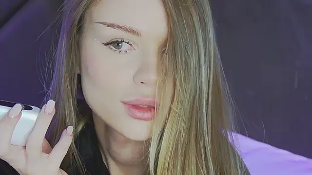 Snapshot of MarilynNova chatting on February 6, 4:39 am MarilynNova online show from February 6, 4:39 am