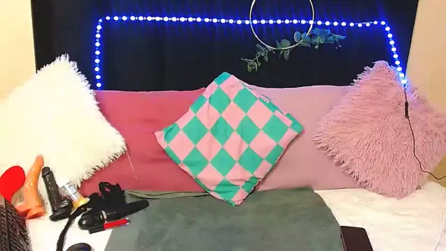 AmazingDarkDoll online show from November 21, 4:05 pm