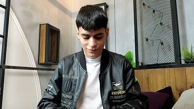 Snapshot of Dani_mc1 chatting on December 18, 11:27 am Dani mc1 online show from December 18, 11:27 am