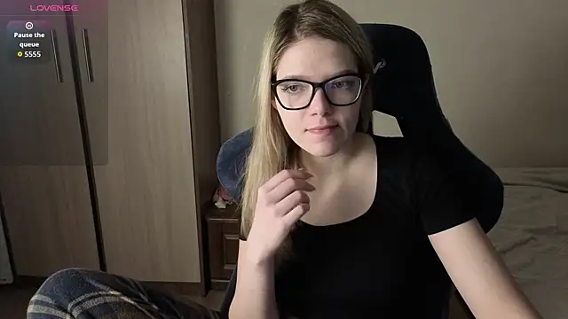 Snapshot of KatanaSVibe chatting on December 17, 1:17 pm KatanaSVibe online show from December 17, 1:17 pm