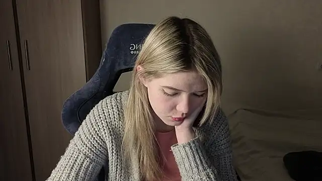 Snapshot of KatanaSVibe chatting on February 6, 1:25 pm KatanaSVibe online show from February 6, 1:25 pm