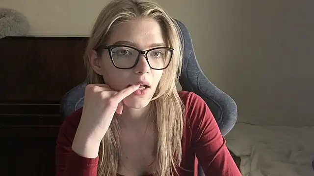 Snapshot of KatanaSVibe chatting on April 3, 11:30 am KatanaSVibe online show from April 3, 11:30 am