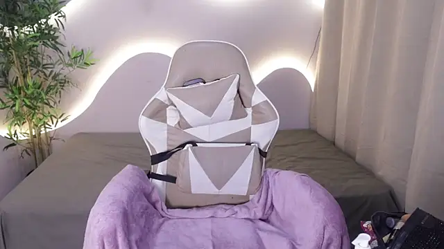 Emma and Issac online show from November 27, 4:14 am