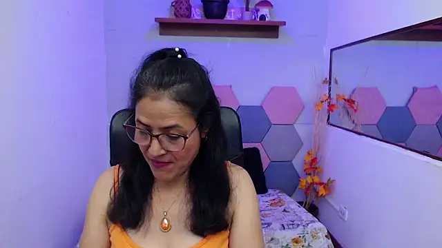 Snapshot of AmandaPeet chatting on October 2, 8:05 pm AmandaPeet online show from October 2, 8:05 pm