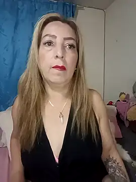 Snapshot of Estefania_Arce chatting on November 4, 11:04 pm Estefania Arce online show from November 4, 11:04 pm