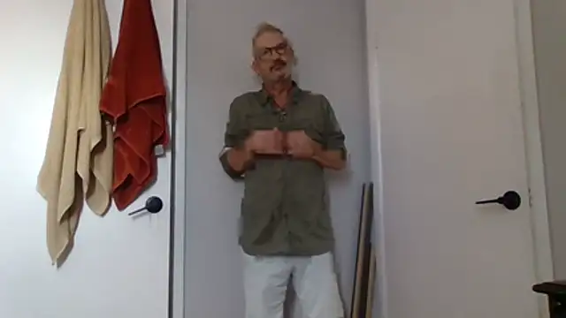 Snapshot of FoxnMouse chatting on October 21, 2:29 pm FoxnMouse online show from October 21, 2:29 pm