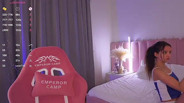 LilLisa online show from February 5, 4:00 pm